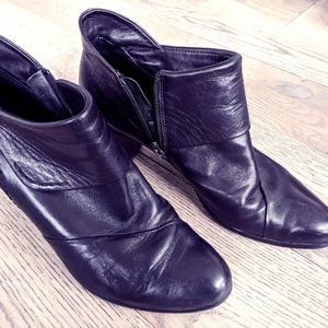 Spring Step Black Leather Booties side zip Size 8
